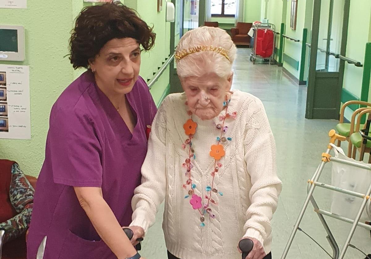 Antonia con una de las trabajadoras de la residencia.