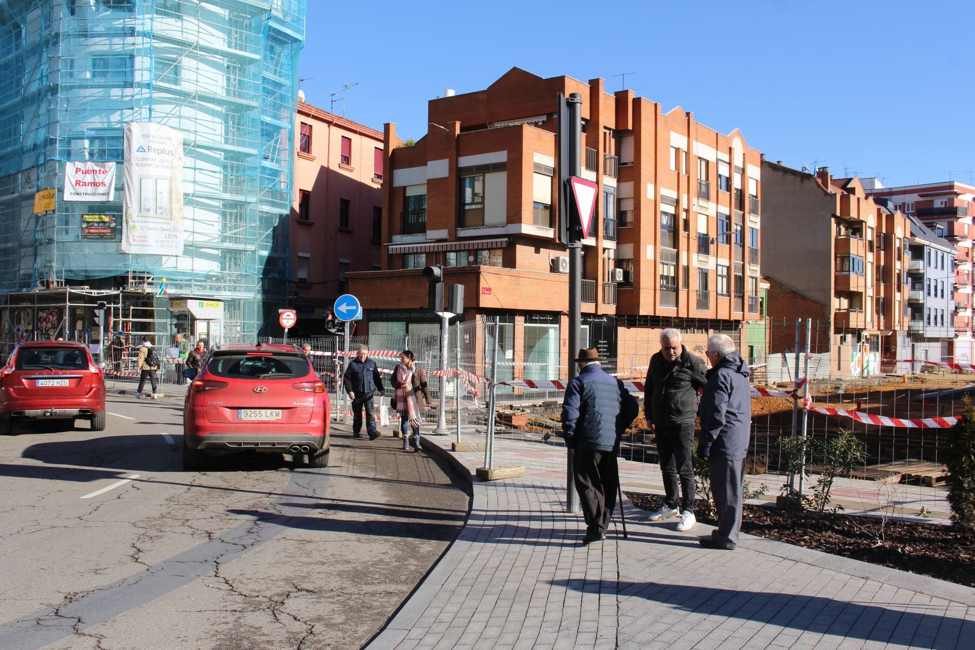 La insegura falta de acera por las obras en El Espolón