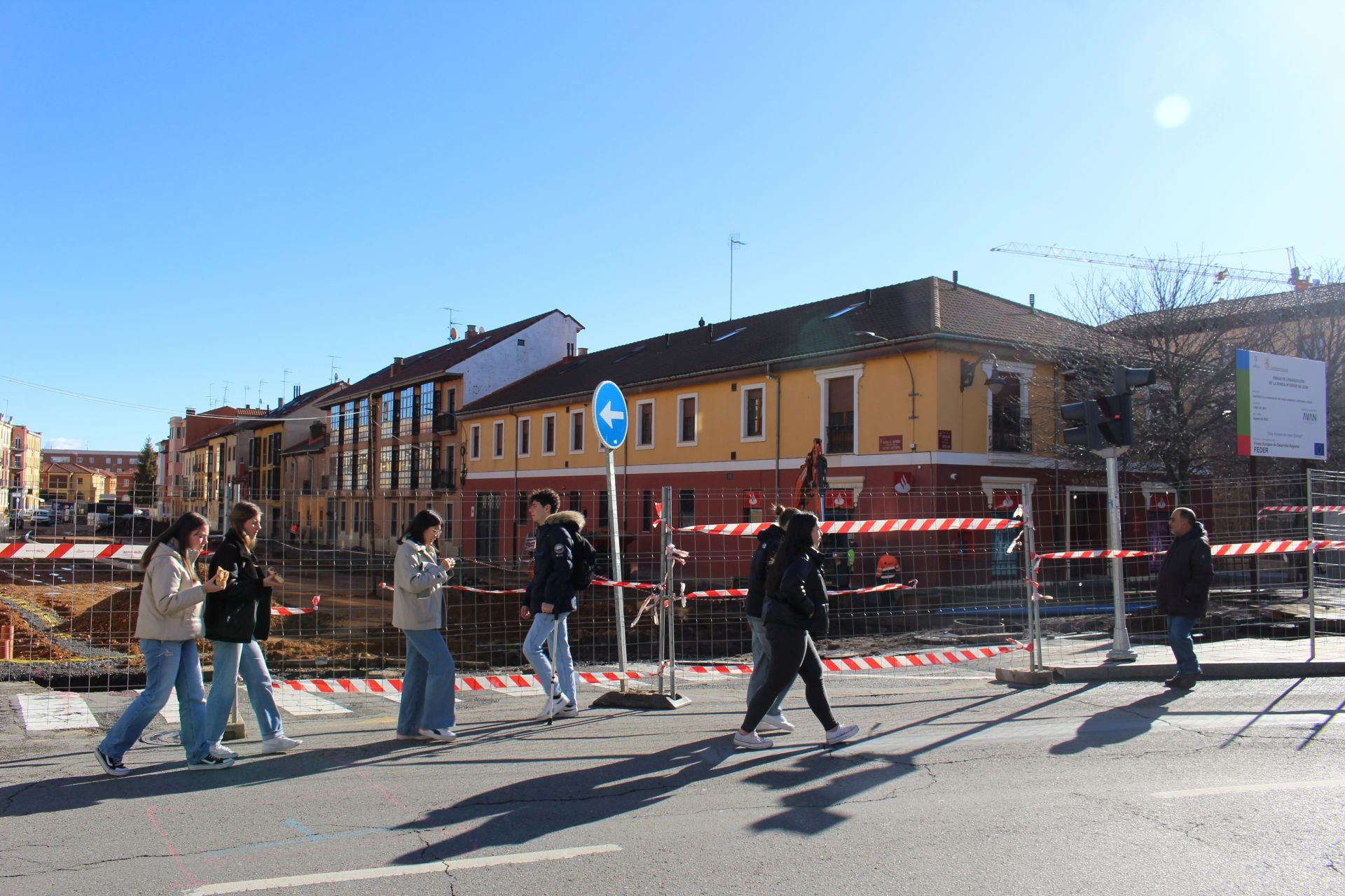 La insegura falta de acera por las obras en El Espolón