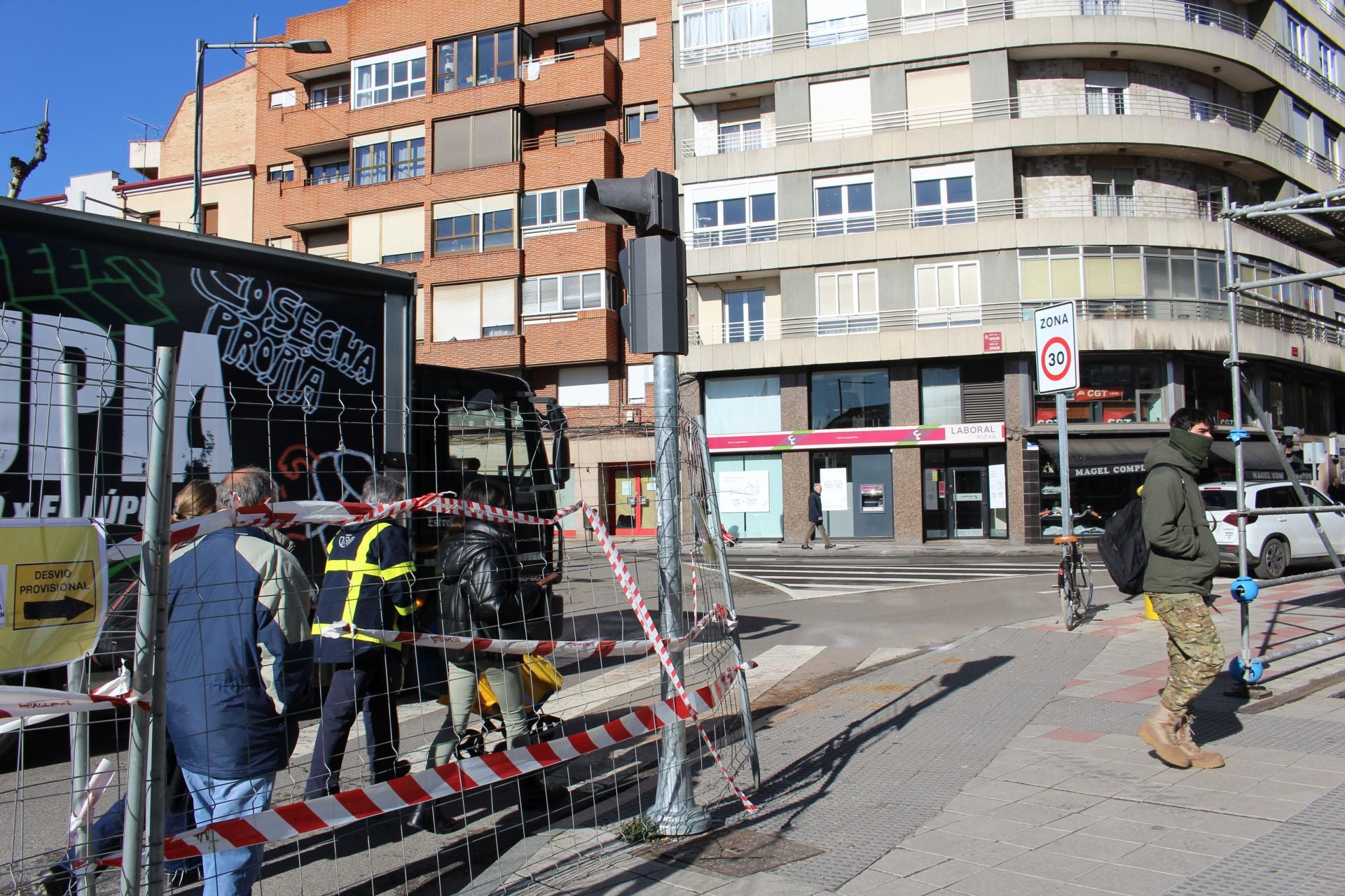 La insegura falta de acera por las obras en El Espolón