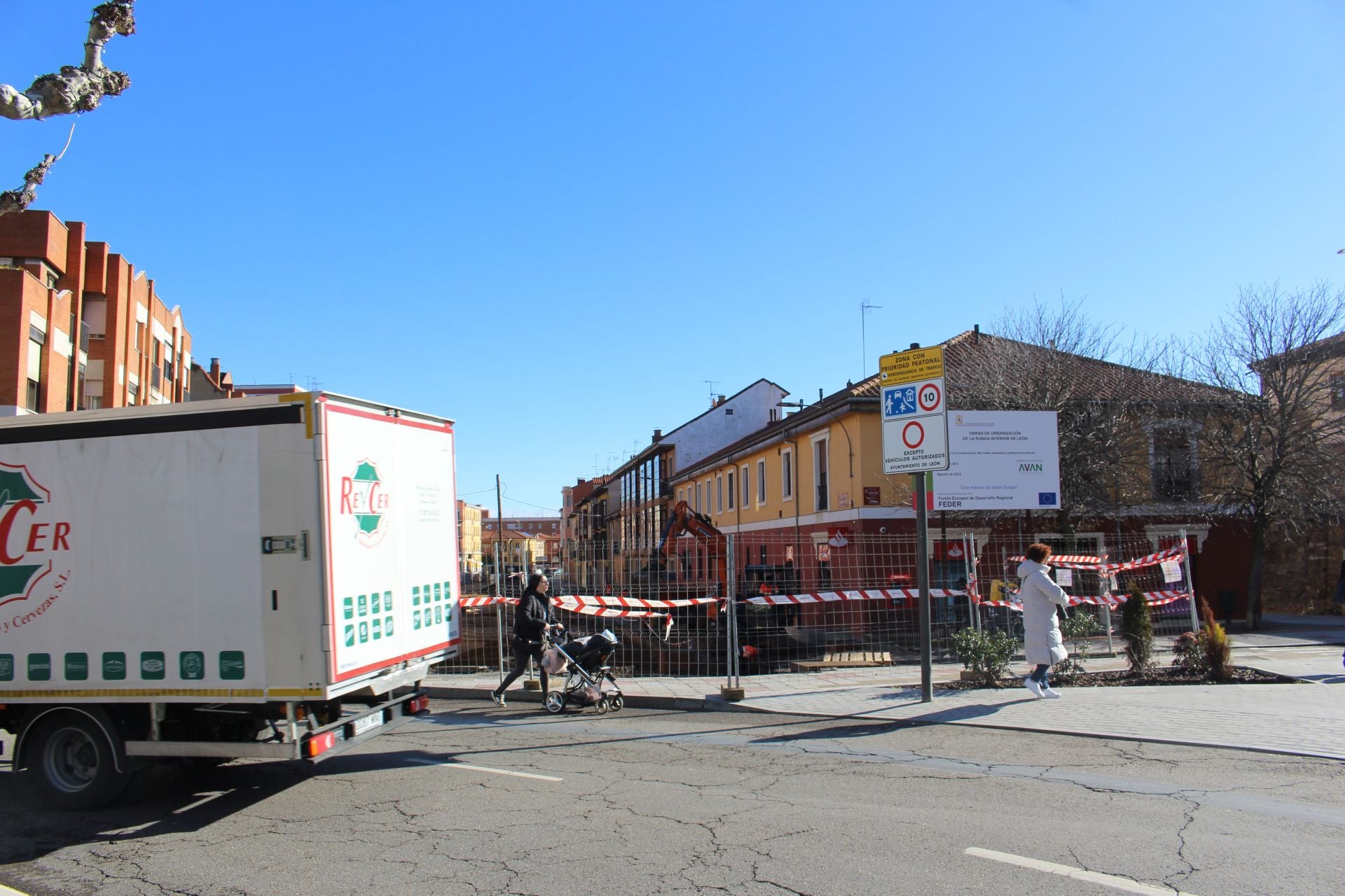 La insegura falta de acera por las obras en El Espolón