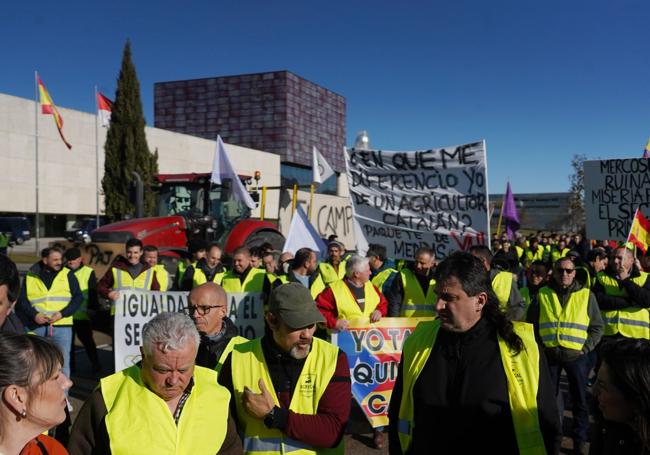 El sector agrario y ganadero, convocado por Unaspi, protesta ante las Cortes, bajo el lema 'Por el futuro del campo español, quedarse en casa no es la solución'.