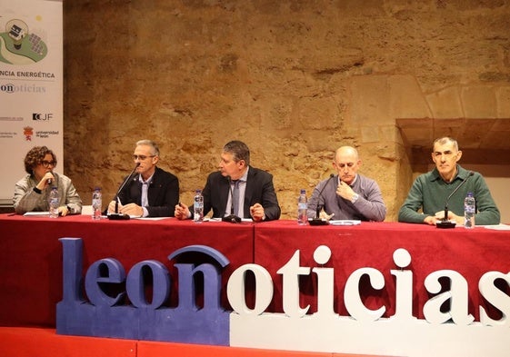 Silvia García Rojo, periodista; Vicente Álvarez, concejal del Ayuntamiento de Villaquilambre; Luis Miguel García Copete, concejal del Ayuntamiento de León; Arturo Franco, arquitecto y socio propietario de construcciones Julian Franco e Ignacio Guerra, profesor de la escuela de Ingeniería Agraria y Forestal de la ULE.
