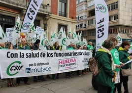 Un centenar de funcionarios se concentran frente a la Subdelegación del Gobierno en León.