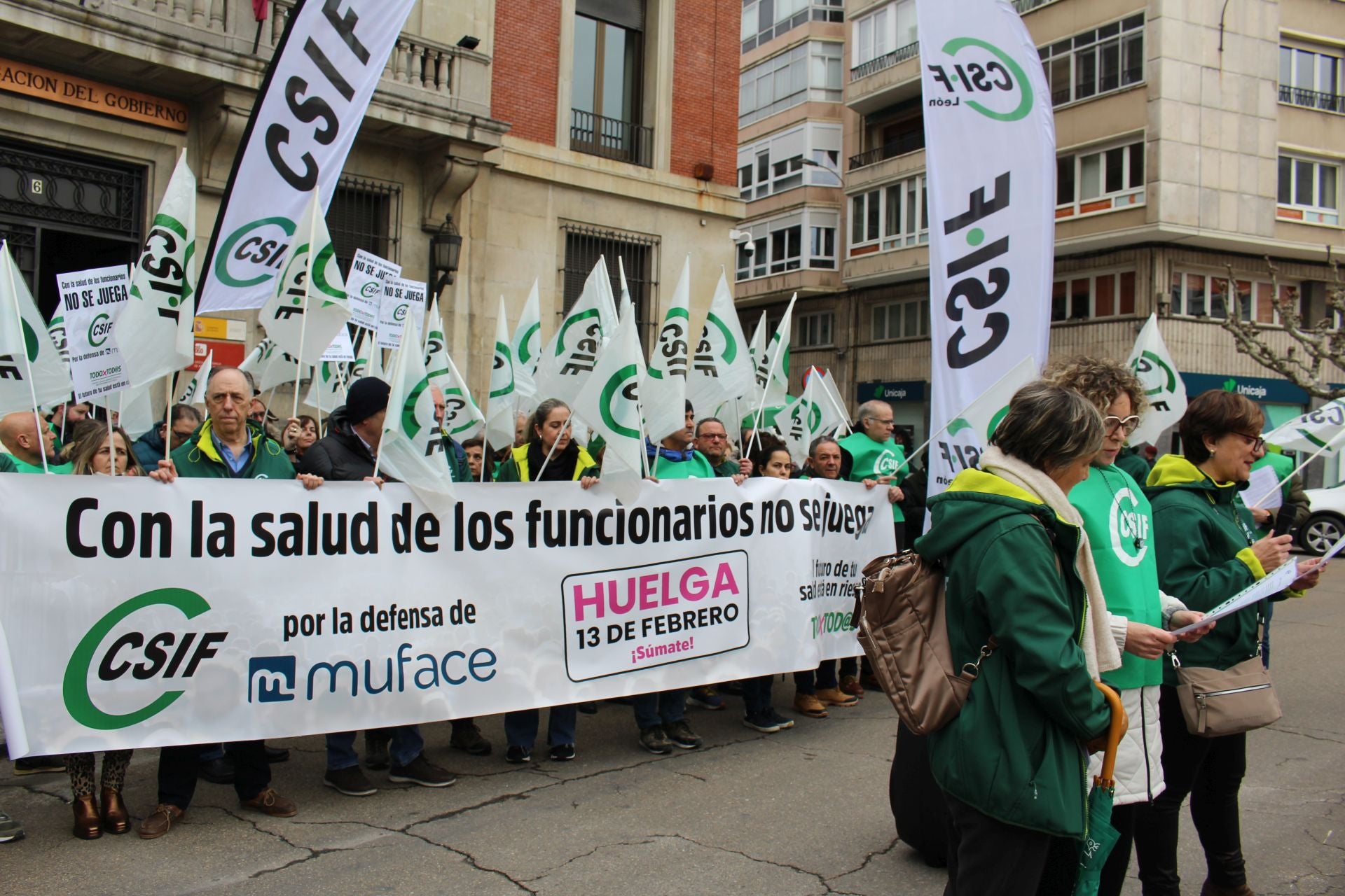 Un centenar de funcionarios se concentran frente a la Subdelegación del Gobierno en León.