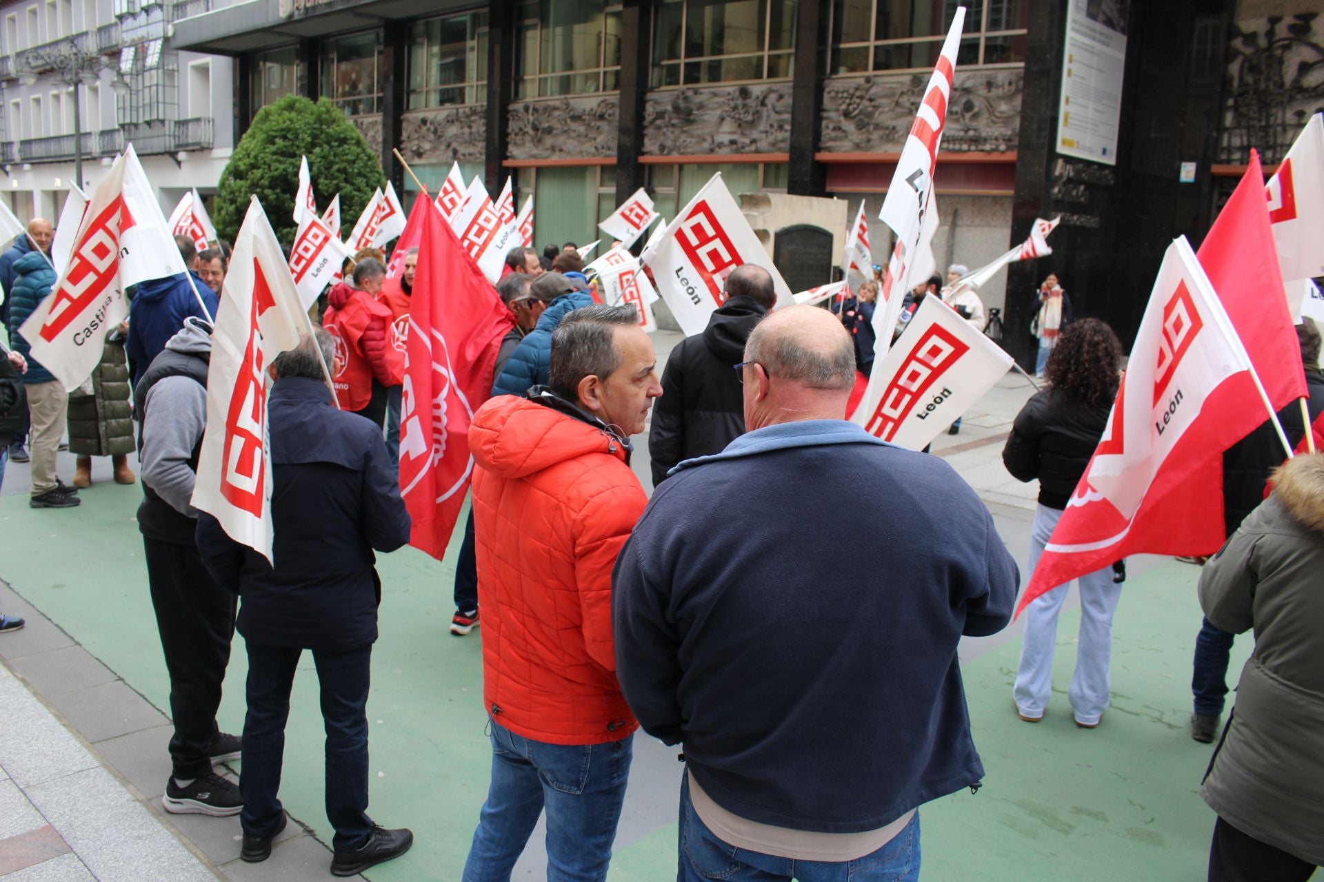 Los autobuses de León paran y se concentran frente al Ayuntamiento