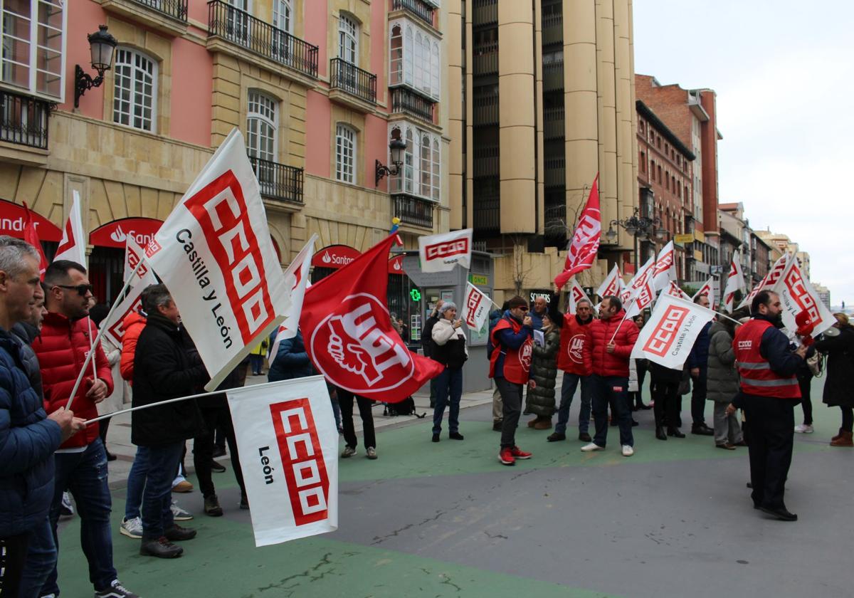 Los autobuses de León paran y se concentran frente al Ayuntamiento