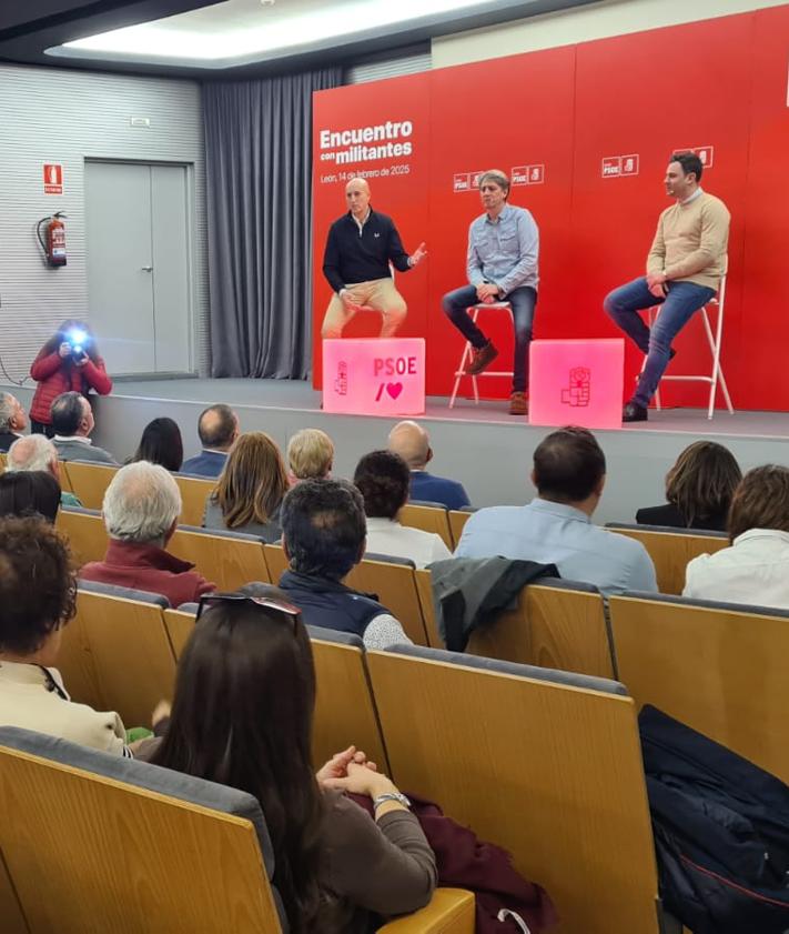 Imagen secundaria 2 - Primer encuentro de Carlos Martínez con el leonesismo: «¡Qué poco me conocen!»