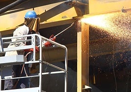 Un trabajador realizando labores de soldadura.