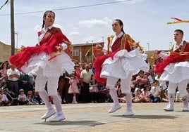 Danzantes en las fiestas de Laguna de Negrillos.