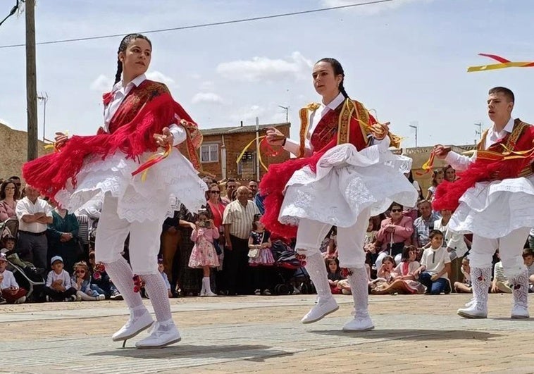 Danzantes en las fiestas de Laguna de Negrillos.