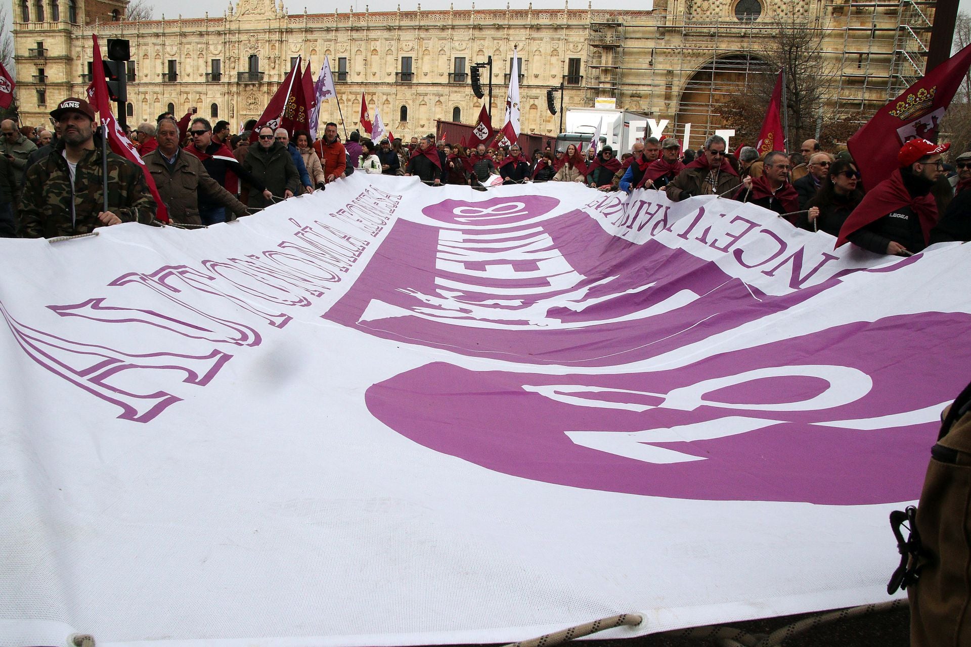 El 16-F, manifestación por el futuro de León, vista por Peio García