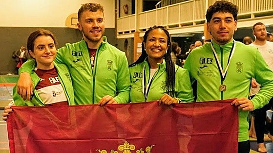 Los luchadores leoneses vuelven a casa de Bretaña bañados en medallas