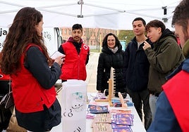 Mesa informativa en el campus de Vegazana.