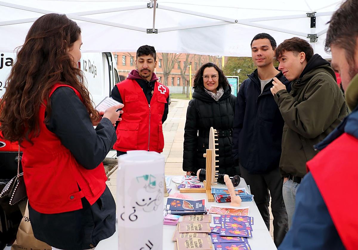Mesa informativa en el campus de Vegazana.