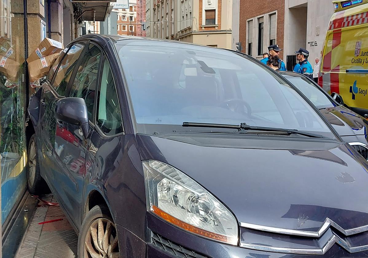 Imagen del vehículo en medio de la acera.