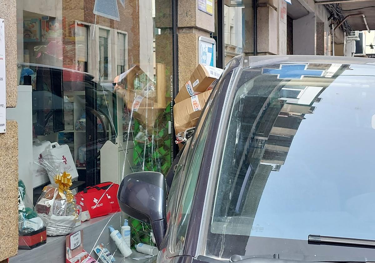 Imagen principal - Un coche atropella a un peatón dando marcha atrás en el centro de León