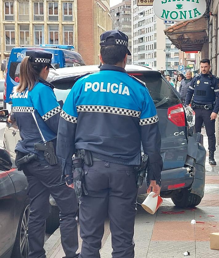 Imagen secundaria 2 - Un coche atropella a un peatón dando marcha atrás en el centro de León