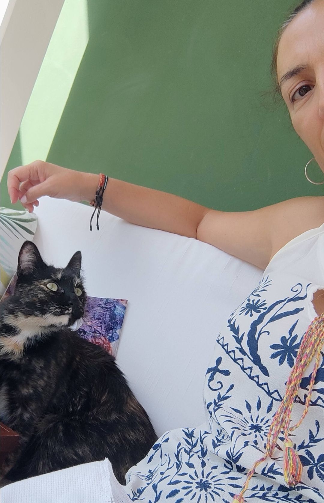 Vanesa nos manda esta foto de Blackie (4 años) en la que nos cuenta que no sabe «si la mira con amor o pensando que vaya loca le ha tocado», desde Cimanes del Tejar 