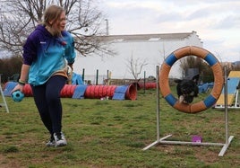 Andrea Antón y Leira, durante un entrenamiento en el Leonidogs Agility Club de Trobajo del Camino.