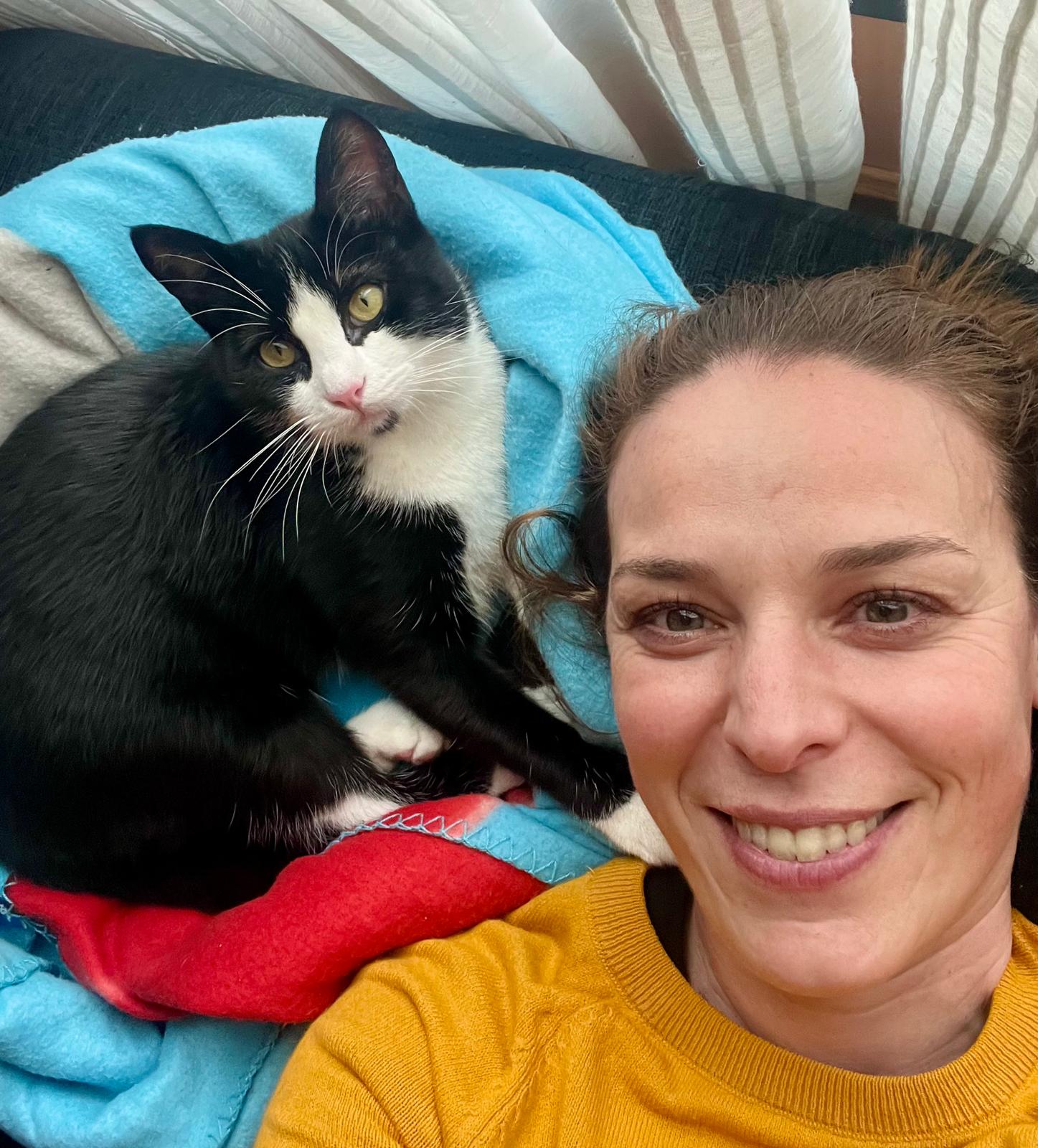 Everest es un precioso gatito de 5 meses que comparte su día con Oria Avello y nos envían esta entrañable imagen desde León.
