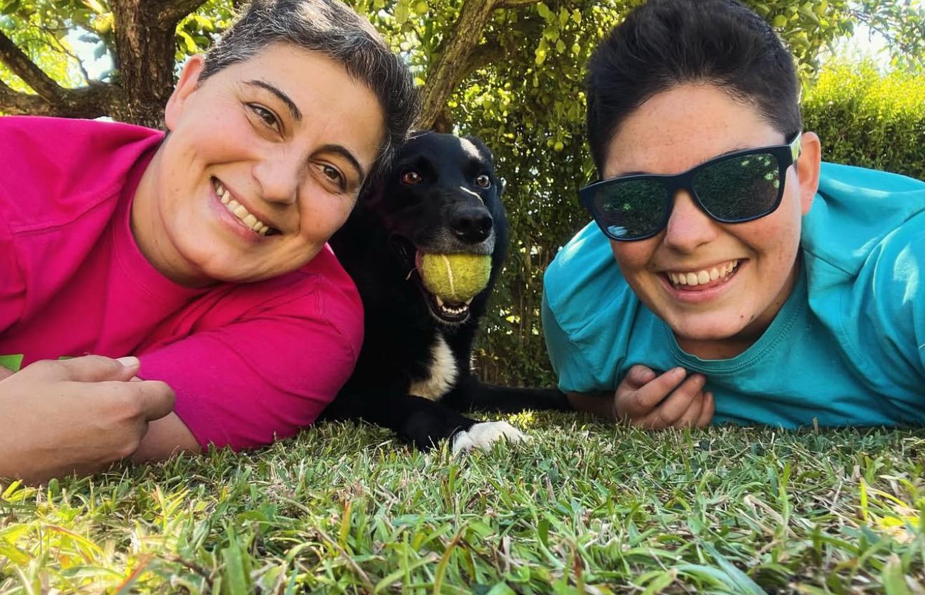 Oreo, un perrito muy juguetón de cuatro años, con Lorena y María que lee leonoticias desde Villadangos del Páramo.