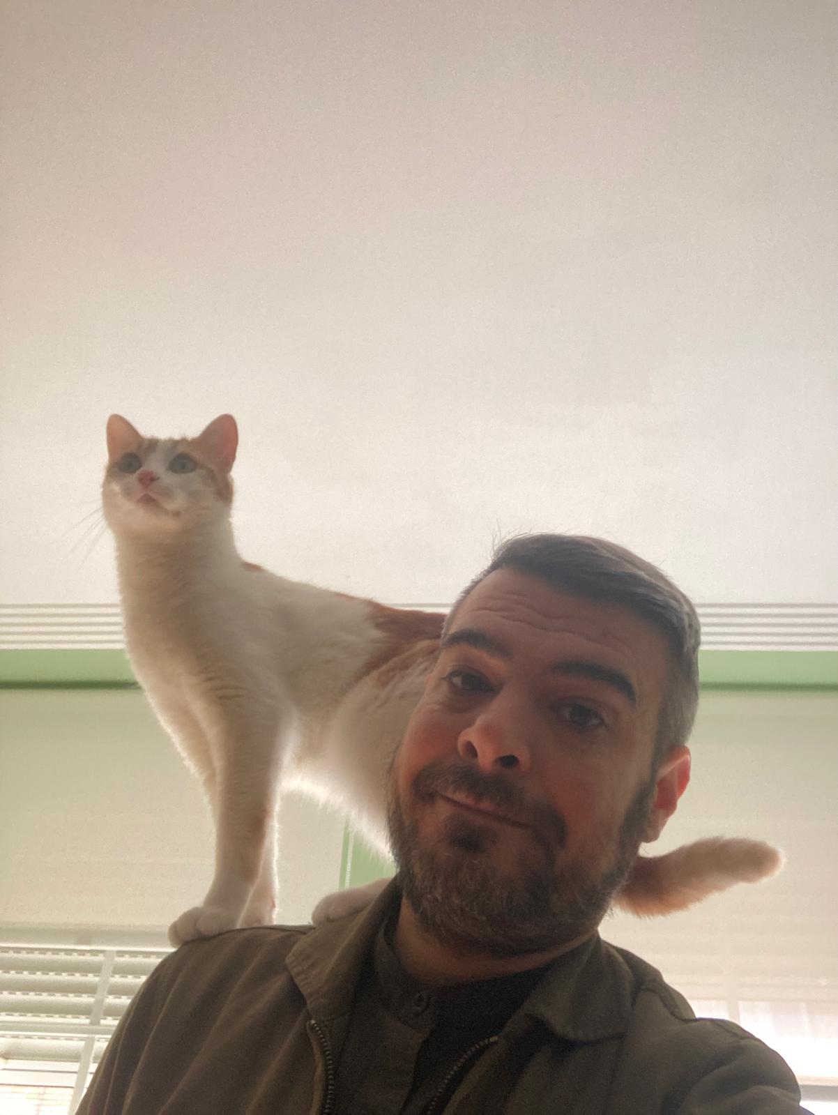 Rafalín, de dos años y medio y con complejo de loro, y Juan nos envían esta divertida imagen para celebrar el día del Amor por las Mascotas. Nos leen desde el barrio de Pinilla de León capital.
