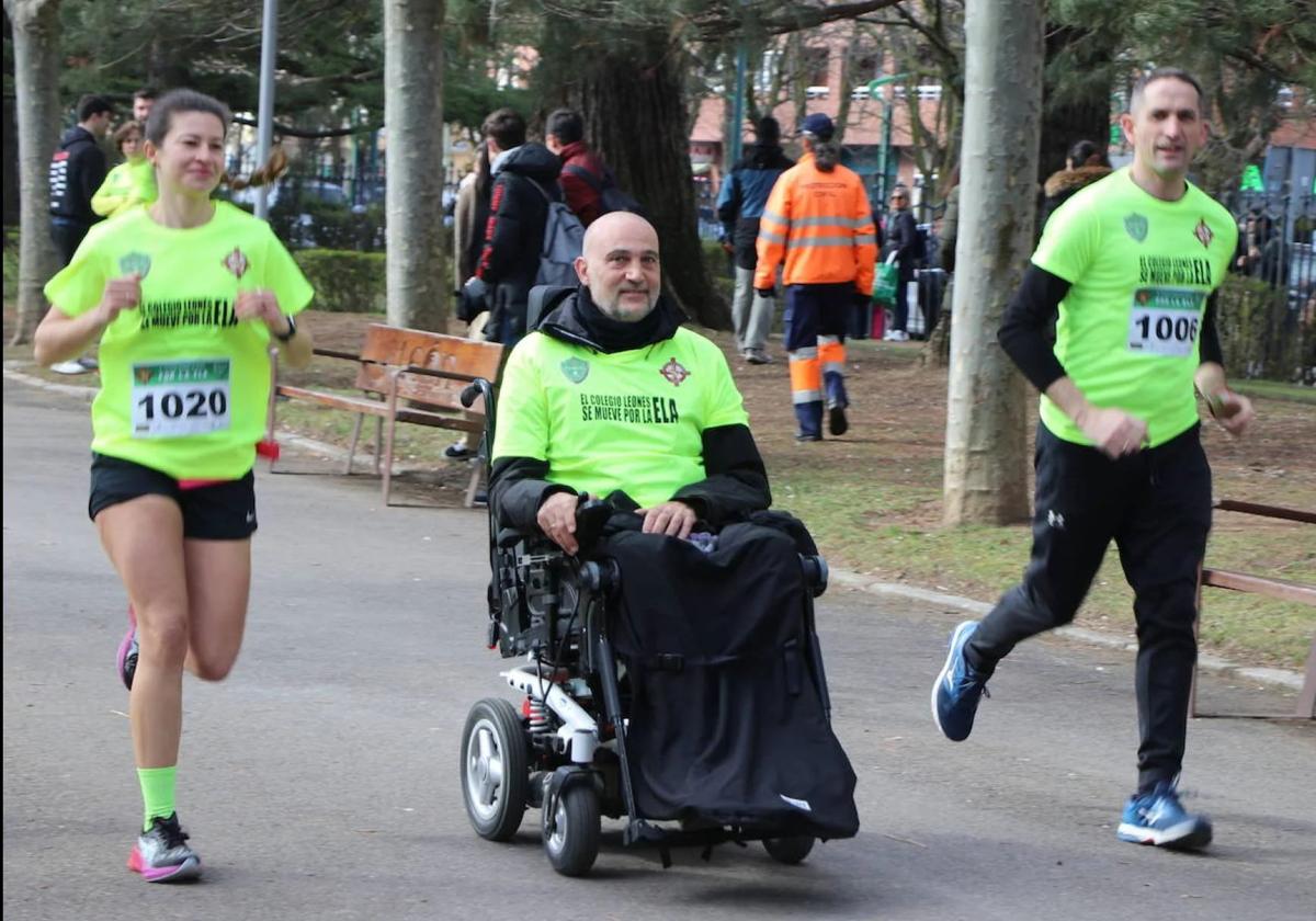 Urbano González en una carrera solidaria por la ELA.