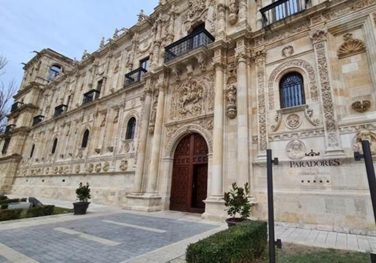 Entrada al Parador de San Marcos.