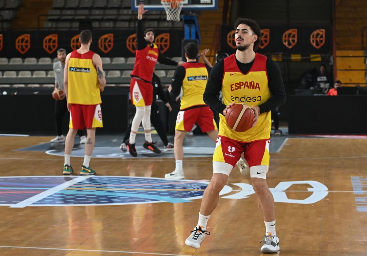 El alero Josep Puerto durante el entrenamiento de la selección española de baloncesto en el Palacio de los Deportes de León.