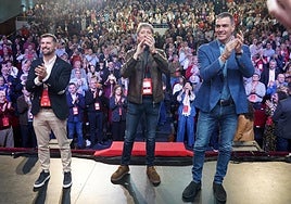 El exsecretario autonómico Luis Tudanca; del secretario general del PSCyL, Carlos Martínez, y el secretario general y presidente del Gobierno, Pedro Sánchez en el XV Congreso Autonómico del PSOE de Castilla y León