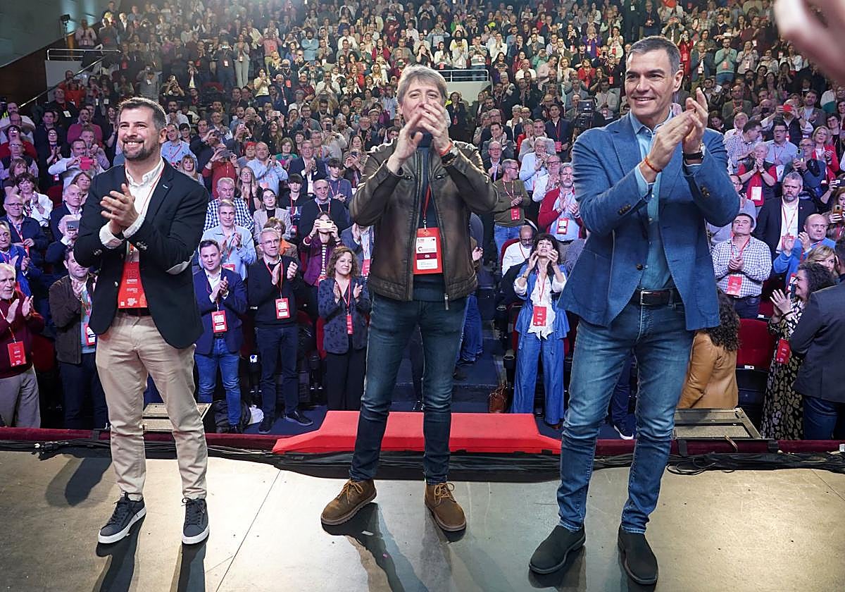 El exsecretario autonómico Luis Tudanca; del secretario general del PSCyL, Carlos Martínez, y el secretario general y presidente del Gobierno, Pedro Sánchez en el XV Congreso Autonómico del PSOE de Castilla y León