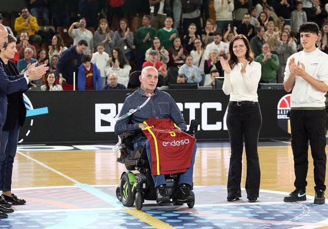 La selección homenajeó a Urbano González y le regaló una camiseta.