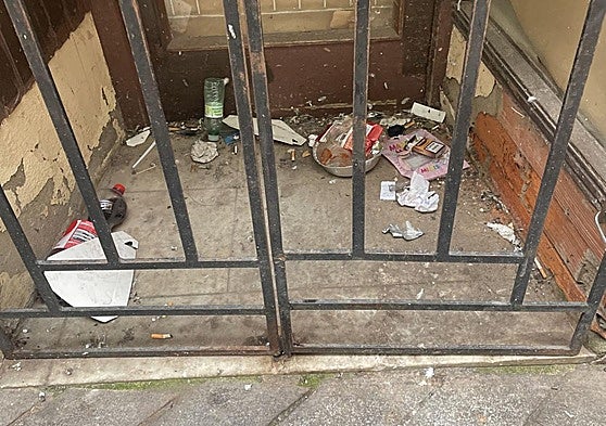 Distintos desechos tirados en el casco histórico de la ciudad.