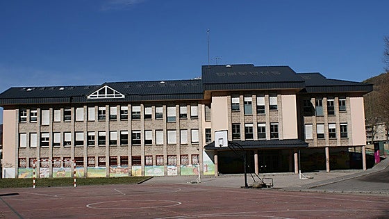 Denuncian a un grupo de alumnos en Villablino por difundir fotografías de compañeras «desnudadas» con IA