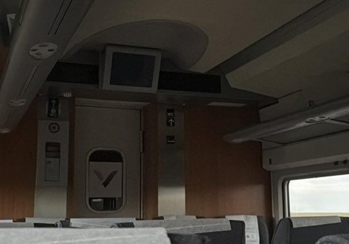 Imagen de uno de los vagones afectados sin luz en medio del campo entre Palencia y León.