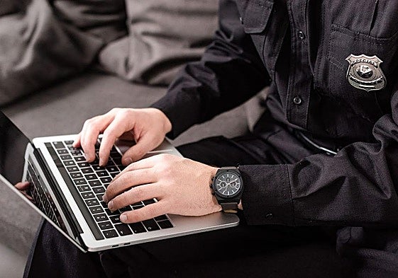 Un policía accediendo a un curso en red.