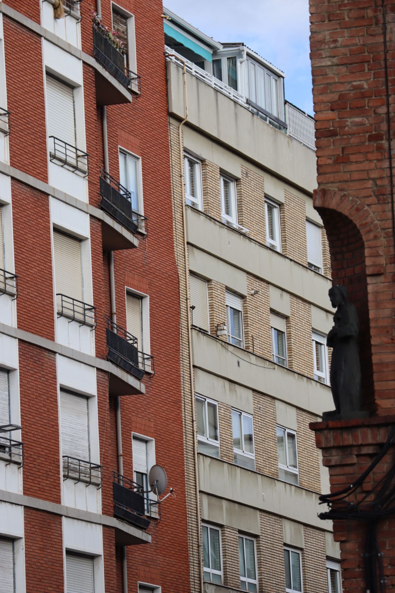 La fachada vista desde la calle de la Corredera.