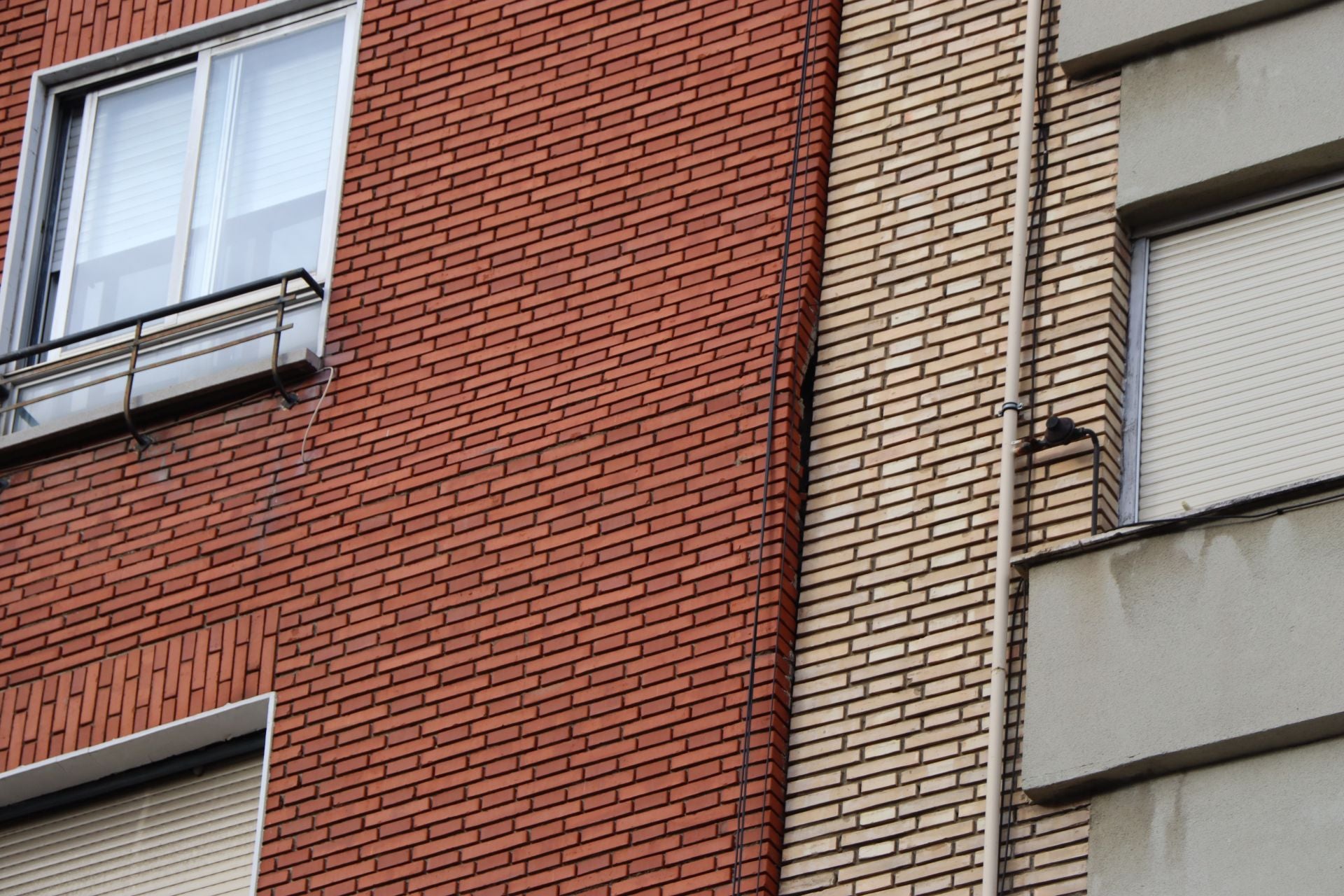 Una parte de una fachada en León amenaza con desprenderse