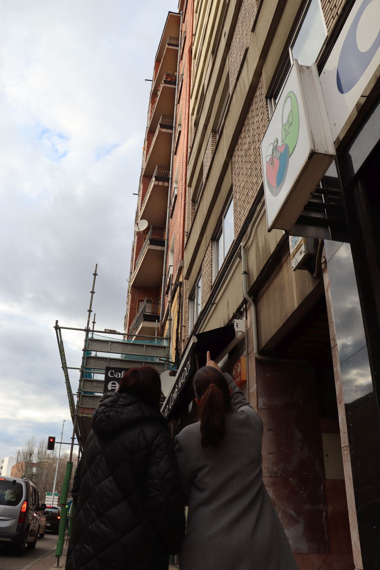 María e Inés señalan preocupadas hacia el abombamiento de la fachada que está junto a sus casas.