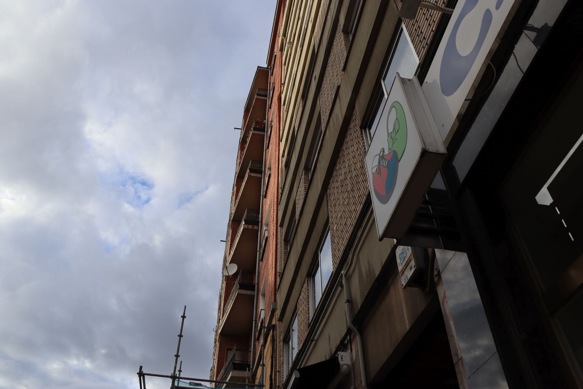Una parte de una fachada en León amenaza con desprenderse