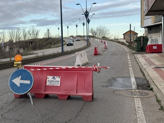 El carril cortado por las obras en el puente de San Andrés del Rabanedo.