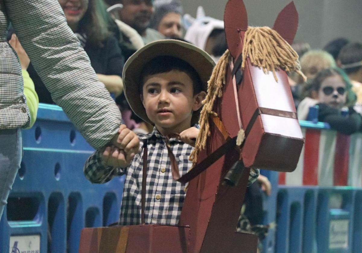 Fiesta y concurso de carnaval en Azadinos
