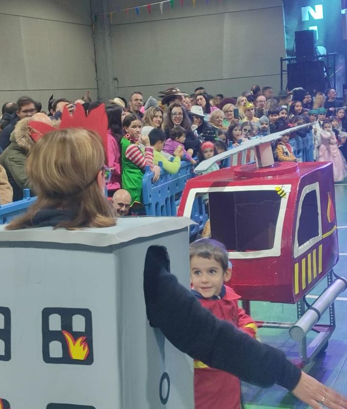 Imagen secundaria 2 - Fiesta y concurso de carnaval en Azadinos
