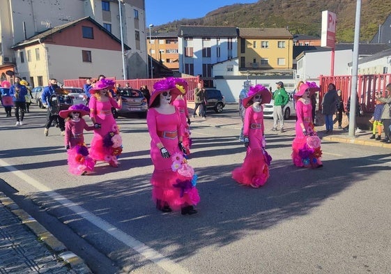 Desfile de carnaval por las calles de Villablino