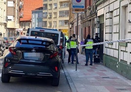 La Policía Nacional a la entrada del edificio registrado.