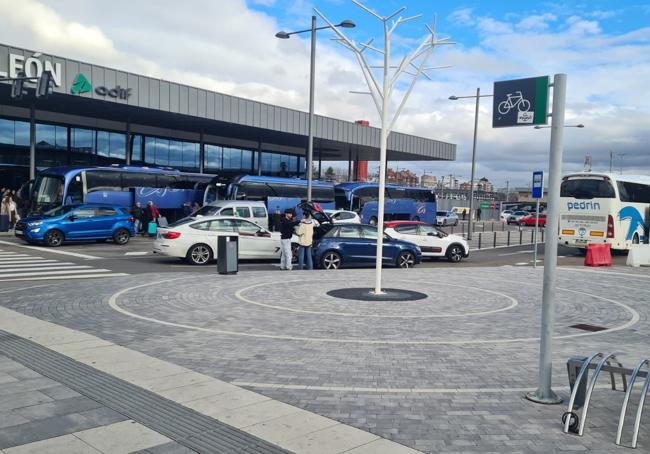 Cinco autobuses han llegado desde Astorga con cientos de pasajeros y hacen el trayecto contrario para llevar otros tantos.