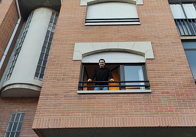 José Manuel López sonríe desde la ventana de su piso comprado hace apenas unas semanas.