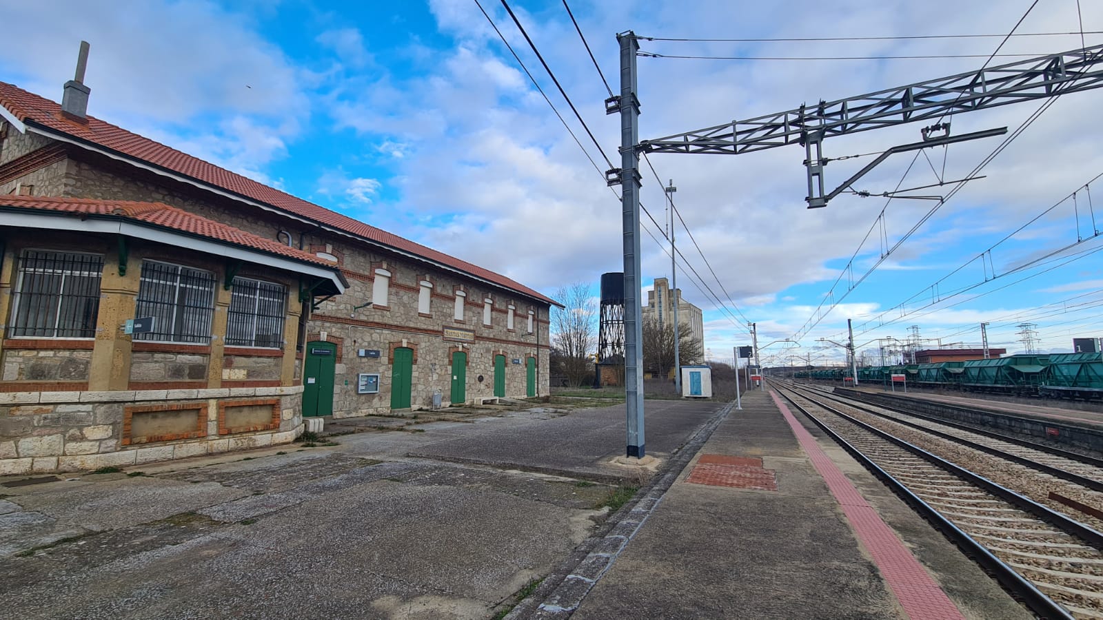Así se encuentra la abandonada estación de tren de Santas Martas