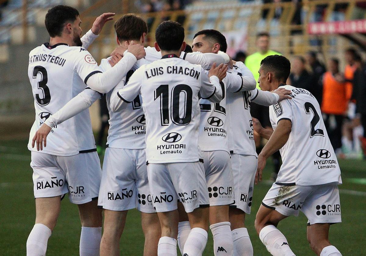 Los jugadores de la Cultural celebran un gol.
